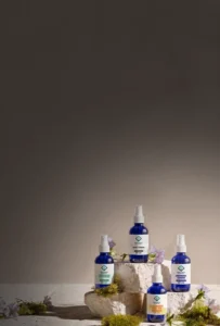 Bodegón de esencias florales para sanación energética y bienestar emocional.